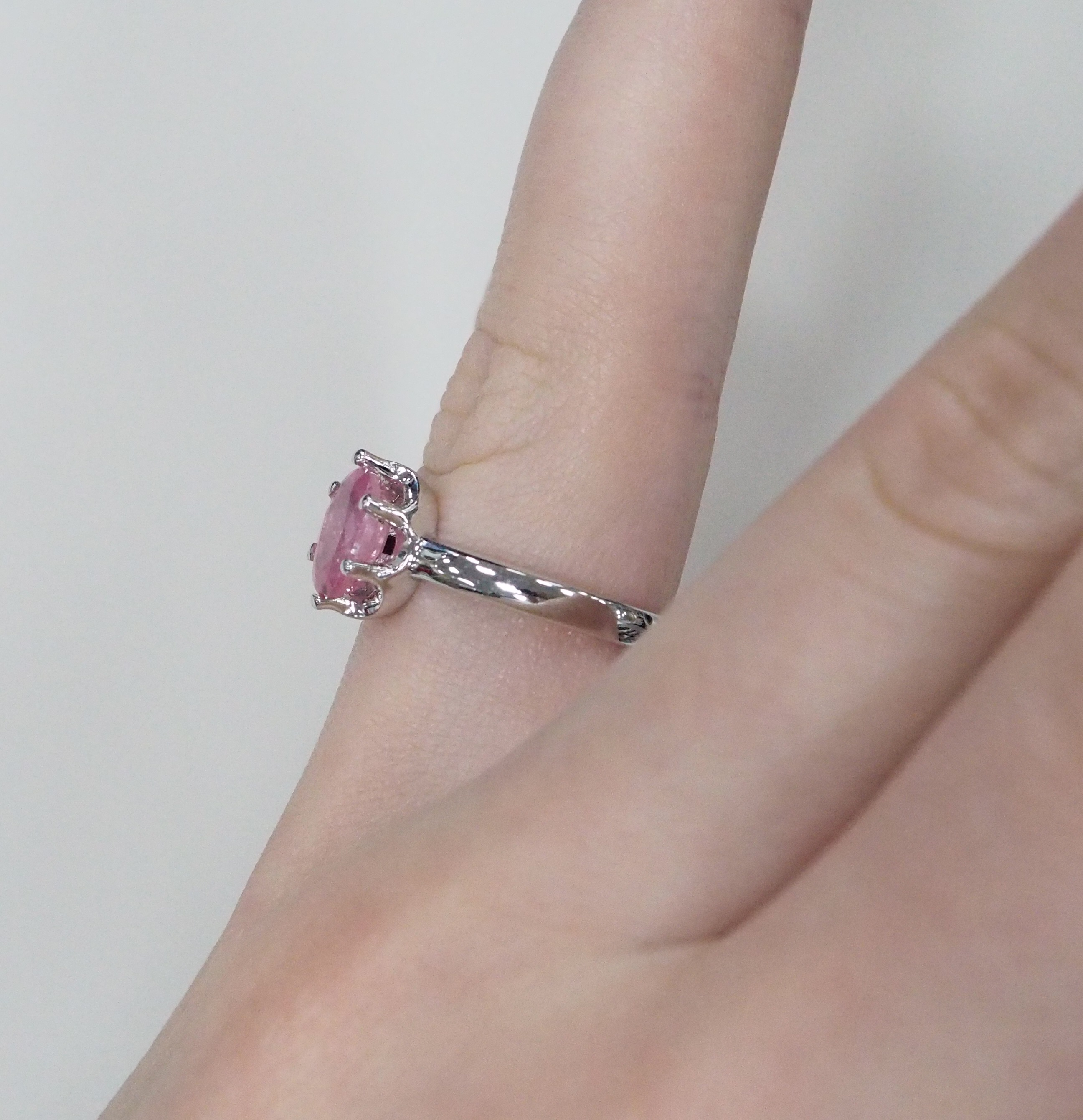 Серебряное кольцо с розовым сапфиром